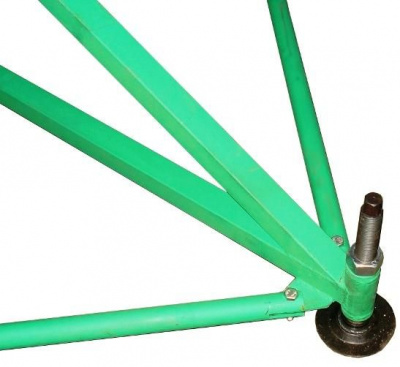 Площадка, на которой установлен кран, должна иметь уклон не более 3 град. Если уклон больше, то кран необходимо выставить при помощи домкратов